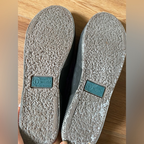 Natural World purple velvet shoes, size 38 (US 7) - Picture 9 of 12